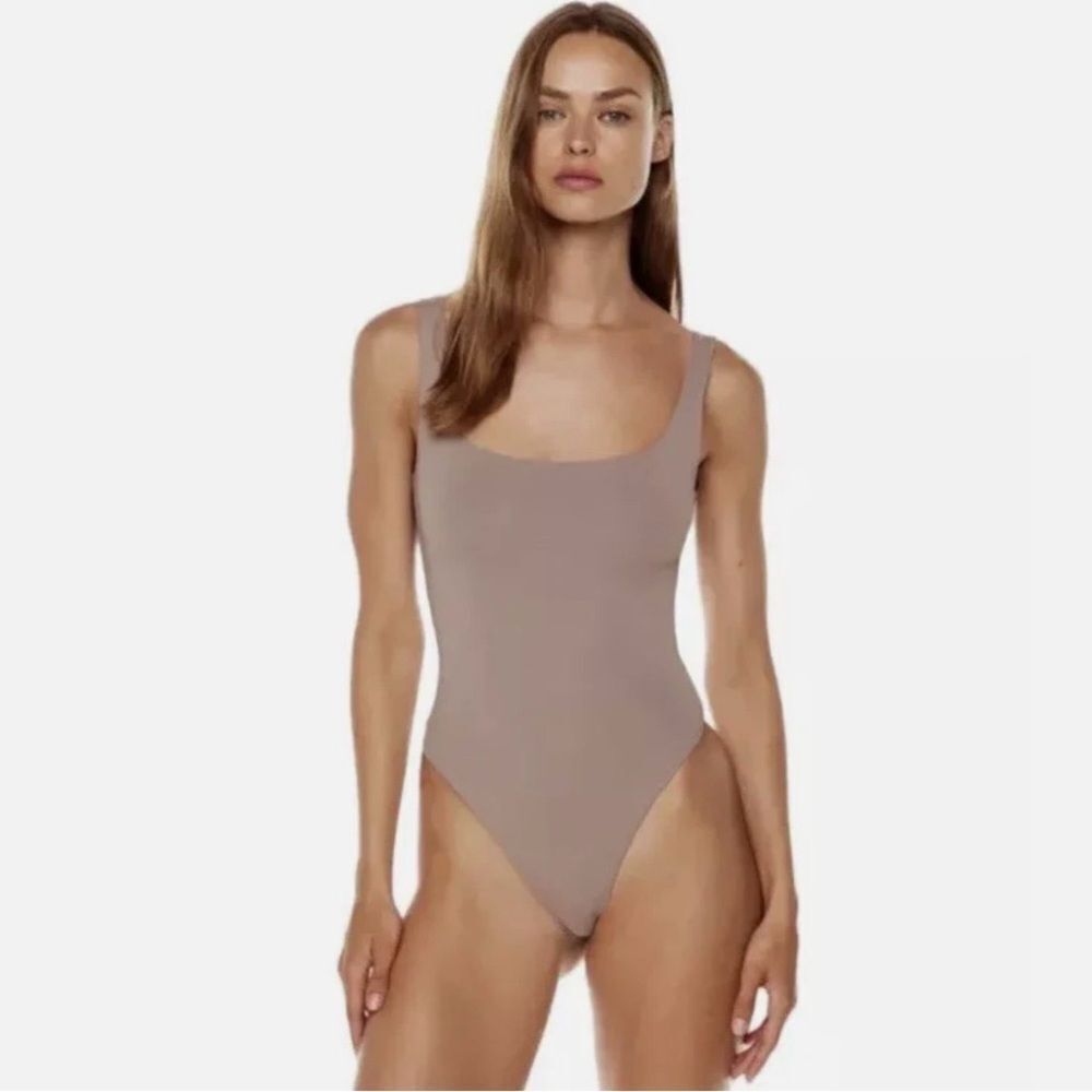 🤎 Babaton Contour Square Neck Bodysuit – Taupe (2XS)